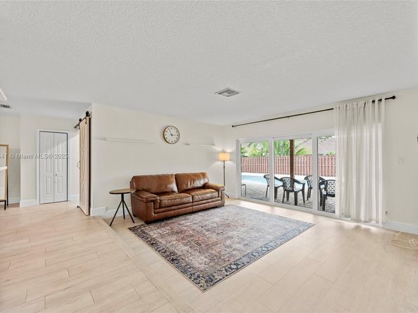 835 W Plantation Cir, Plantation FL 33324