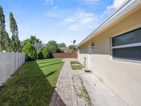 835 W Plantation Cir, Plantation FL 33324