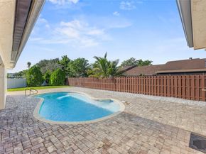 835 W Plantation Cir, Plantation FL 33324
