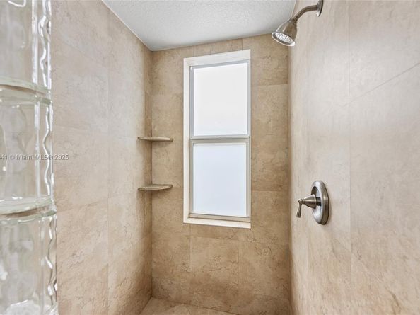 835 W Plantation Cir, Plantation FL 33324