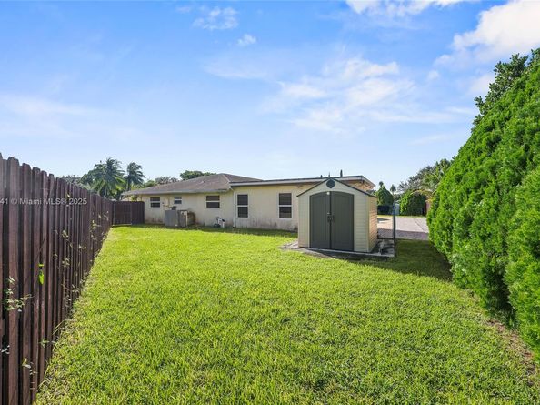 835 W Plantation Cir, Plantation FL 33324