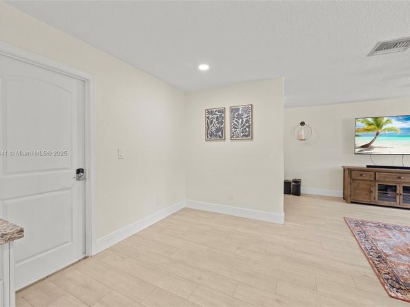 835 W Plantation Cir, Plantation FL 33324