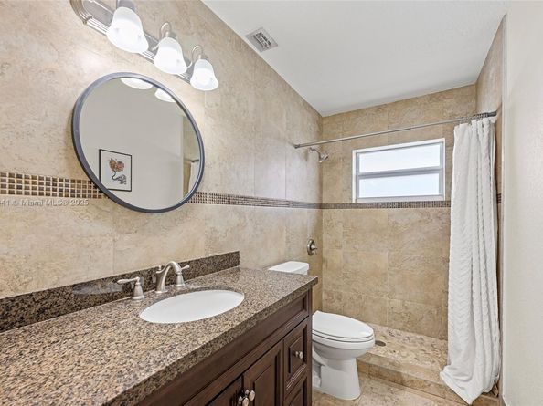 835 W Plantation Cir, Plantation FL 33324
