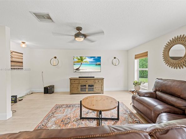 835 W Plantation Cir, Plantation FL 33324
