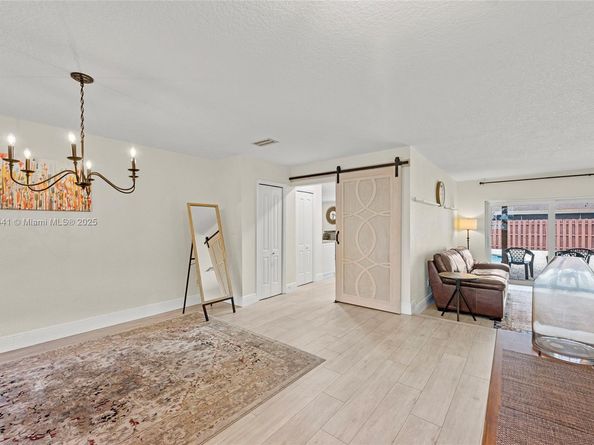 835 W Plantation Cir, Plantation FL 33324