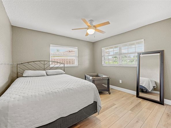 835 W Plantation Cir, Plantation FL 33324