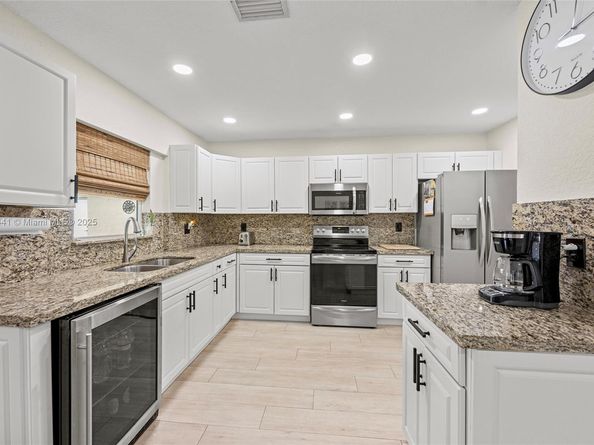 835 W Plantation Cir, Plantation FL 33324
