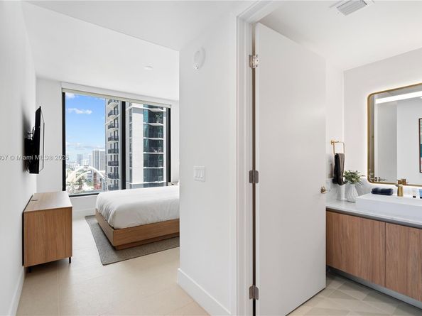 159 NE 6th St 2415, Miami FL 33132