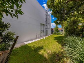 2151 NW 1st Ter, Miami FL 33125