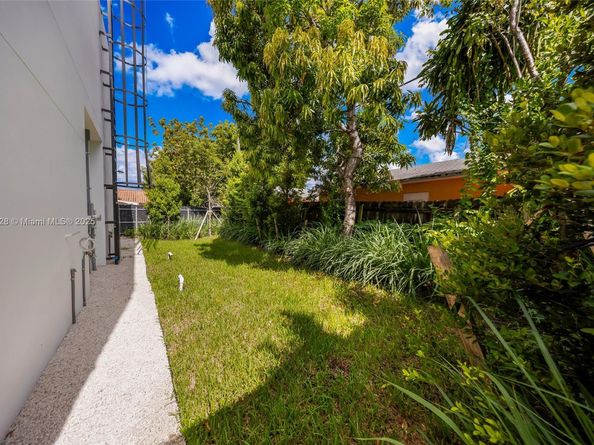 2151 NW 1st Ter, Miami FL 33125