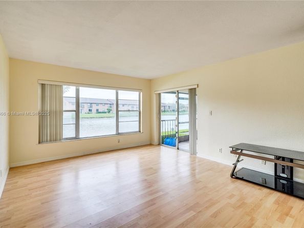 3905 N Nob Hill Rd 106, Sunrise FL 33351