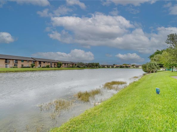 3905 N Nob Hill Rd 106, Sunrise FL 33351