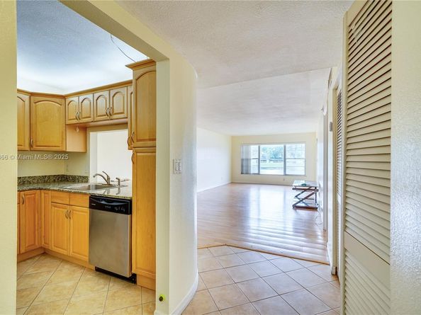 3905 N Nob Hill Rd 106, Sunrise FL 33351