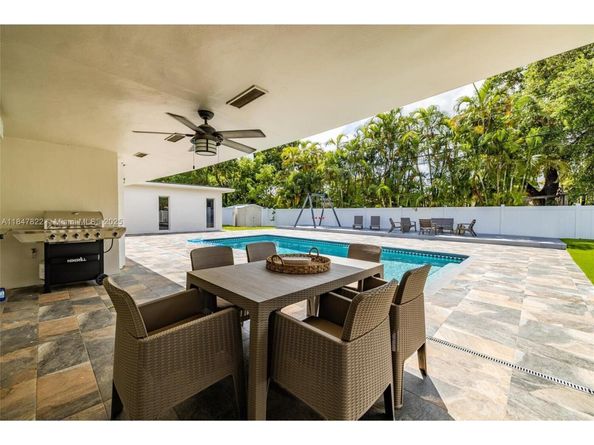 19810 NE 22nd av, Miami FL 33180