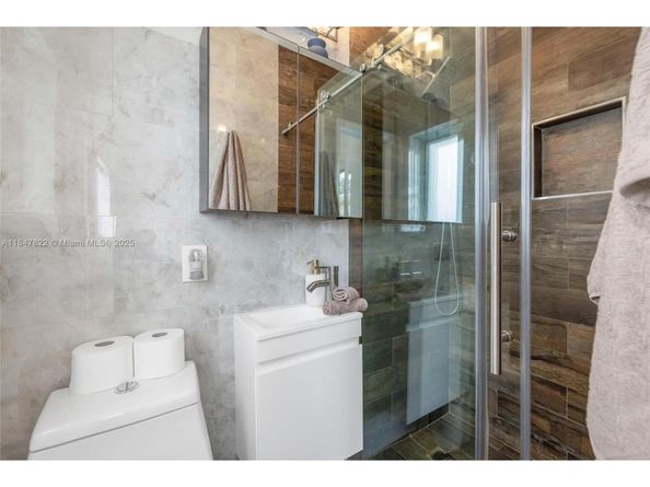 19810 NE 22nd av, Miami FL 33180