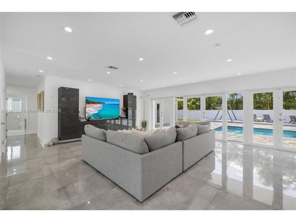 19810 NE 22nd av, Miami FL 33180