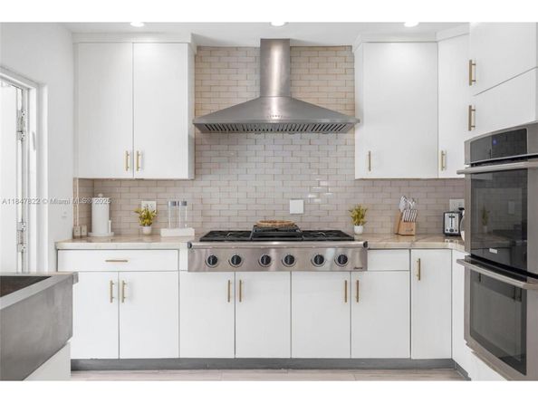 19810 NE 22nd av, Miami FL 33180