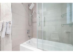 19810 NE 22nd av, Miami FL 33180