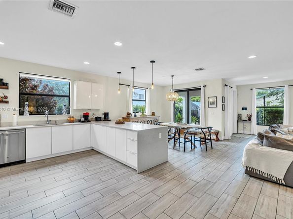 233 NE 11th St, Fort Lauderdale FL 33304