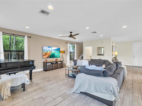 233 NE 11th St, Fort Lauderdale FL 33304