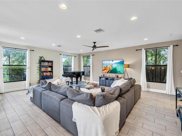 233 NE 11th St, Fort Lauderdale FL 33304