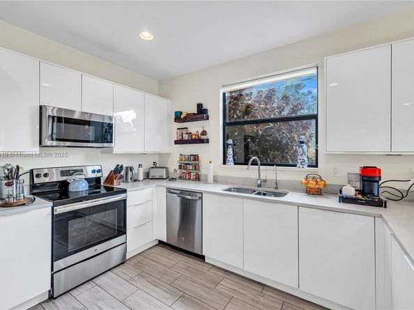 233 NE 11th St, Fort Lauderdale FL 33304