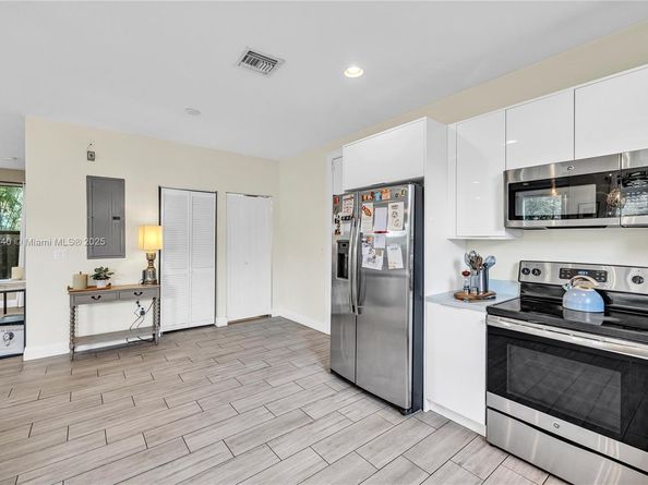233 NE 11th St, Fort Lauderdale FL 33304