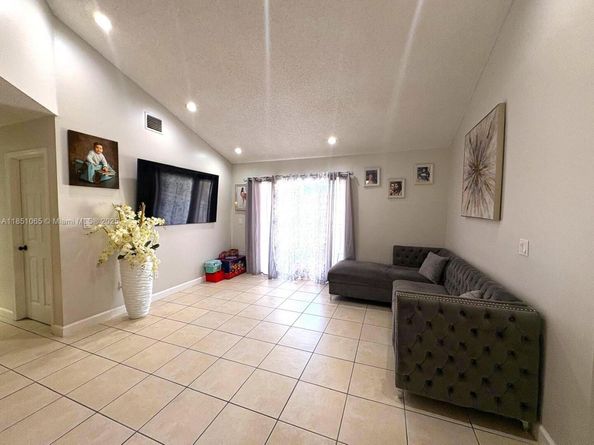 18850 NW 57th Ave 306, Hialeah FL 33015