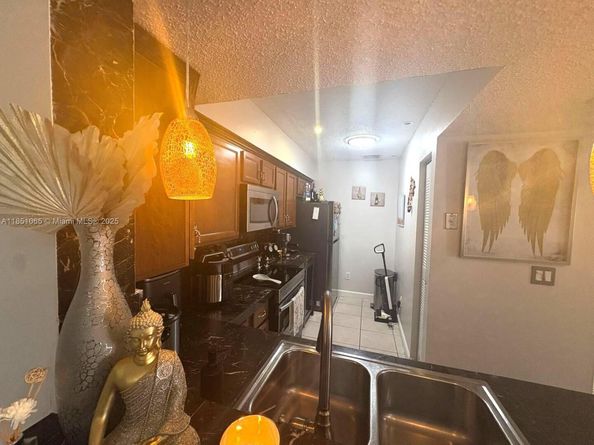 18850 NW 57th Ave 306, Hialeah FL 33015