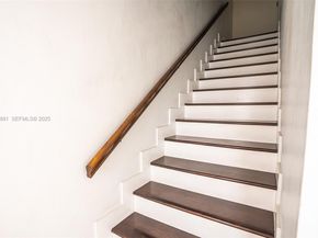 895 W 80th Pl, Hialeah FL 33014