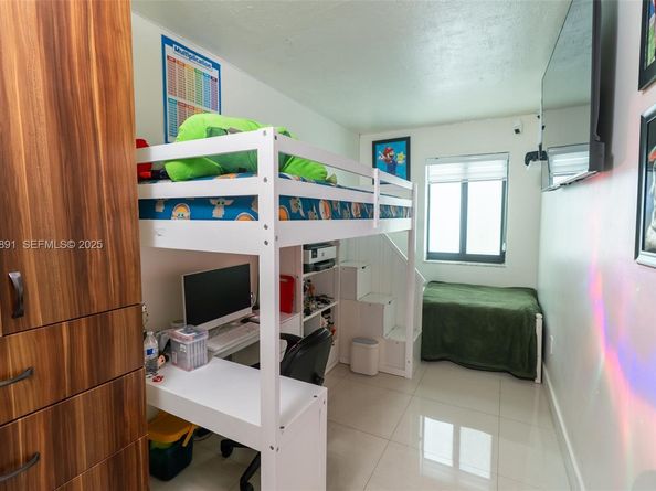 895 W 80th Pl, Hialeah FL 33014