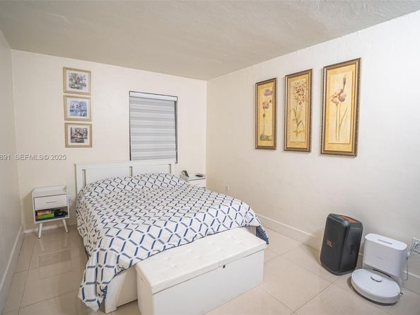 895 W 80th Pl, Hialeah FL 33014