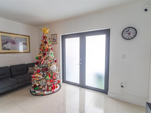 895 W 80th Pl, Hialeah FL 33014