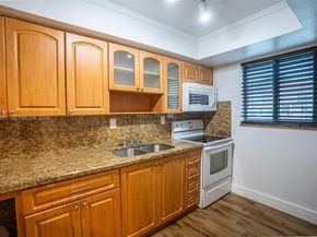 895 W 80th Pl, Hialeah FL 33014