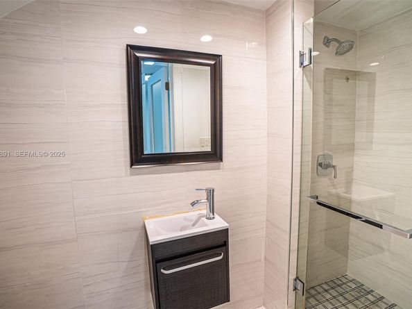 895 W 80th Pl, Hialeah FL 33014