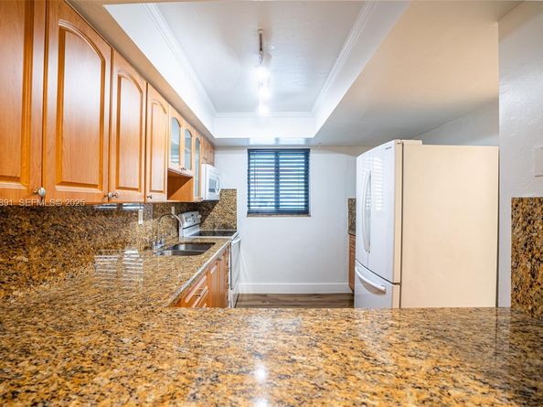 895 W 80th Pl, Hialeah FL 33014