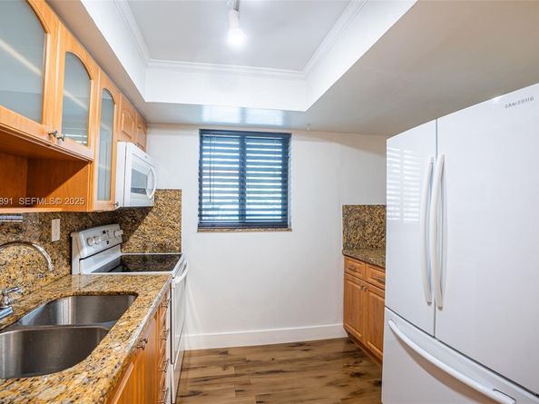 895 W 80th Pl, Hialeah FL 33014