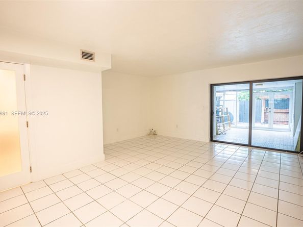 895 W 80th Pl, Hialeah FL 33014