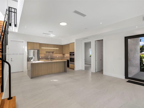 3300 SW 27th Ter 3300, Miami FL 33133
