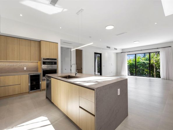 3300 SW 27th Ter 3300, Miami FL 33133