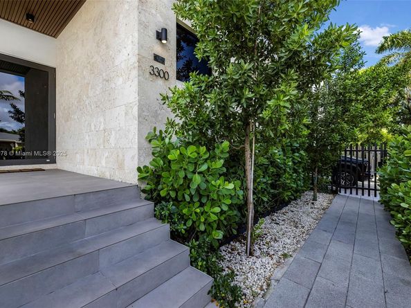 3300 SW 27th Ter 3300, Miami FL 33133