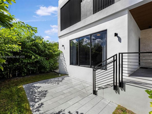 3300 SW 27th Ter 3300, Miami FL 33133
