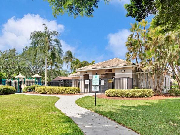 675 Maplewood Ct, Weston FL 33327