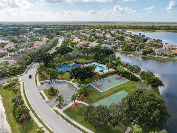 675 Maplewood Ct, Weston FL 33327