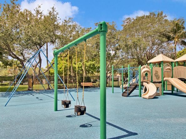 675 Maplewood Ct, Weston FL 33327