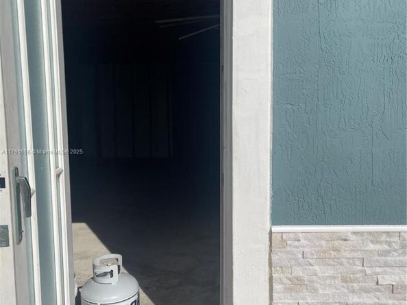 17501 NW 85th Ave, Hialeah FL 33015