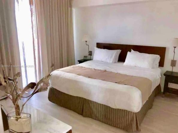 2889 Mcfarlane Rd 1001, Miami FL 33133