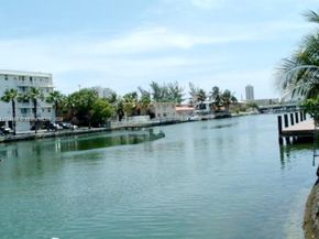 1201 Marseille Dr 17, Miami Beach FL 33141