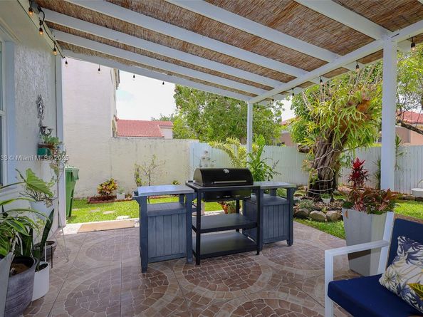 1374 NW 159th Ave, Pembroke Pines FL 33028