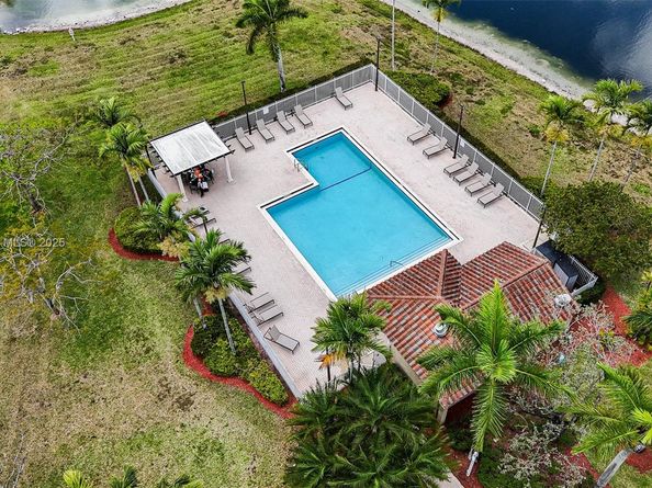 1374 NW 159th Ave, Pembroke Pines FL 33028